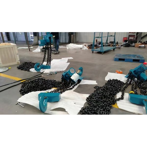 Air hoist installation and mounting configuration