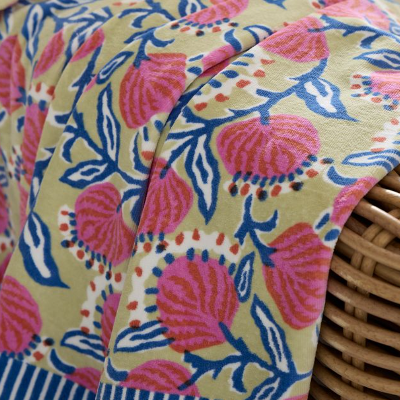 All-in-One Beach Towel with Integrated Waterproof Pocket and Quick-Dry