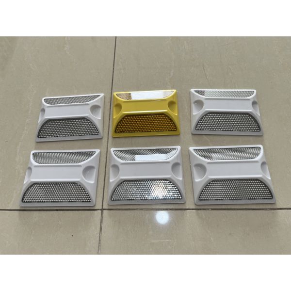 Refletive Yellow Plastic Cat Eye Reflective Sand Filled Road Studs Raised Pavement Marker