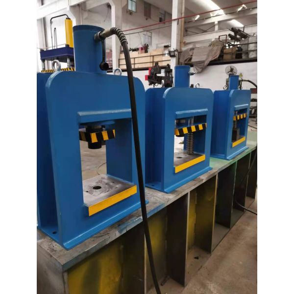 50T Hydraulic Table Press Metal Processing 50KN Moto Pump PLC CE ISO