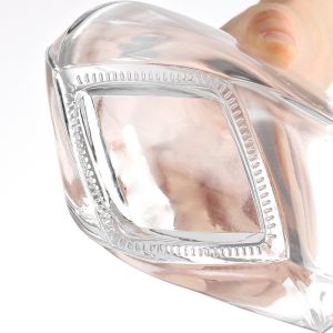 Elegant Transparent Glass Bottle for Liquor OEM Customization