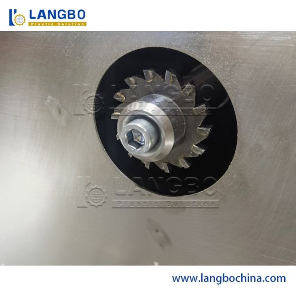 Close-up view of threading mechanism and cutting head