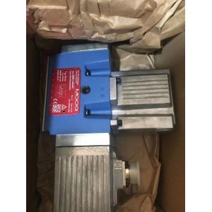 Moog Servo Valve with Flange Mounting for Mineral Oil Usage and NBR Seal Type