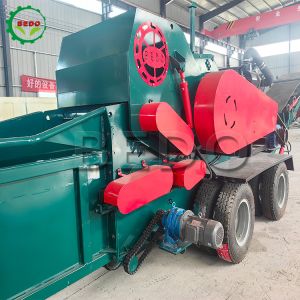 China Powerful 10-15t/h Wood Crusher Machine With 10pcs Blade 430hp Diesel Engine on sale