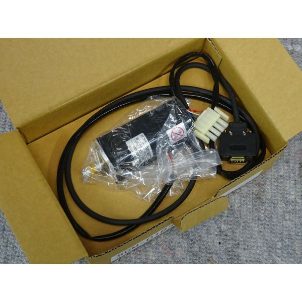 Yaskawa SGMP-01B3J32 AC SERVO MOTOR 2.2A 100W 3000RPM 100V NEW