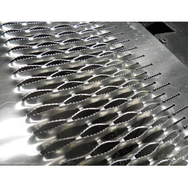Slip Resistant 3.5mm Stainless Steel Perforated Sheet Safety Anti Skid Plate Walkway Mesh
