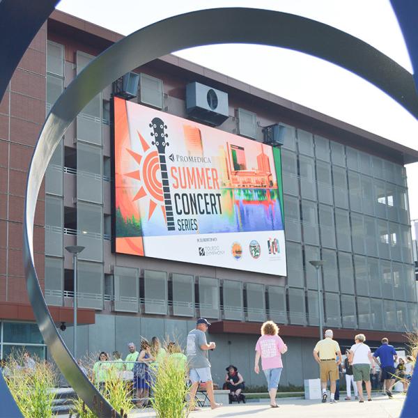 Customized Outdoor P8 LED Advertising Display with 7500nits Brightness and IP65