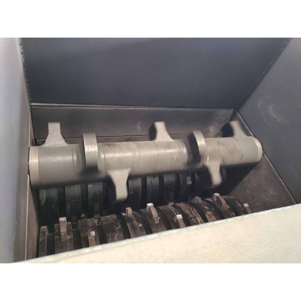 Double Toothed Roller Crusher Machine with 400mm Roller Diameter 1000mm Width and 30/22rpm Speed for Clay Brick Making