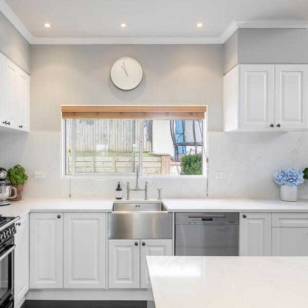 Modular White Prefabricated Kitchen Cabinet Raised Panel Solid Wood