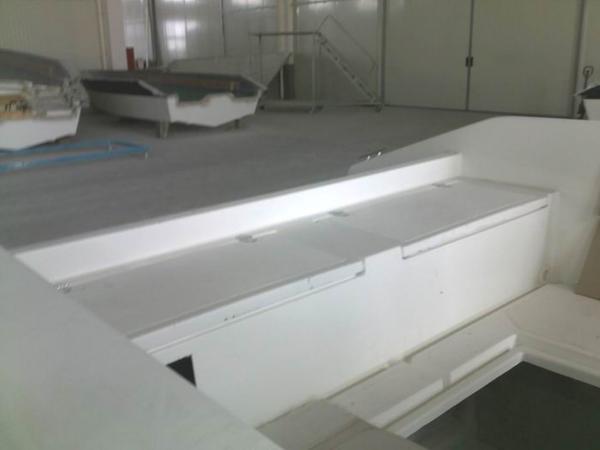 White 20.5 Feet Custom Built Yachts , Racing Sailing Boats With Large Bed Cushions