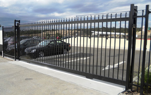 security Steel Tubular Garden Fencing spear top tubular steel fence and slide gate.