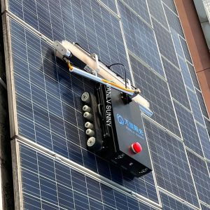 DC Motor Controls Travel and Brush Rotation Cold Water Cleaning for Solar Panel