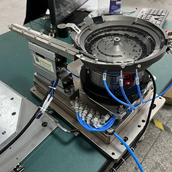 Precision Vibratory Bowl Feeder For Automatic Bolt And Washer Feeding