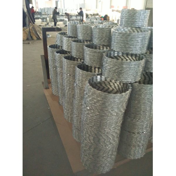 Hot Dipped Galvanized Razor Blade Fencing Wire Barbed 65mm Length CBT 65