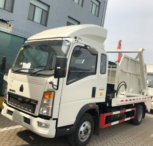 SINOTRUK HOWO 4x2 LCV Swing Arm Skip Wastebin Dumpster Automatic Loading Garbage Truck