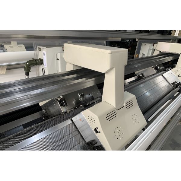 Single system flat collar knitting machine with automatically alarm
