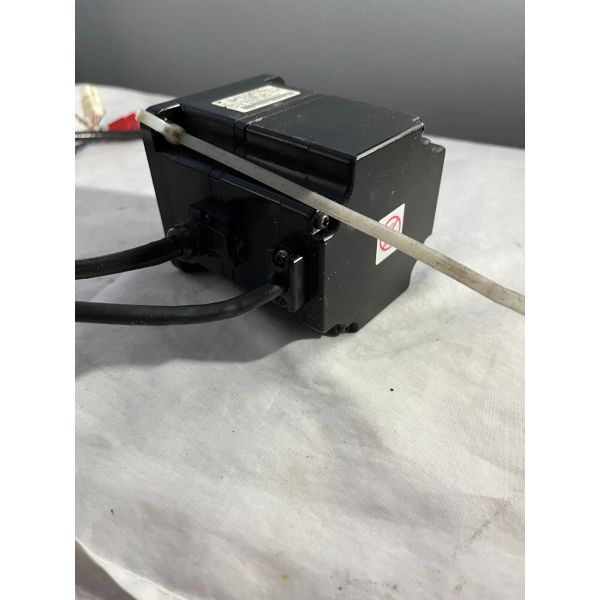 Yaskawa SGMPH-02A1A-YR32 AC SERVO MOTOR 200W 3000RPM 200V 2A NEW