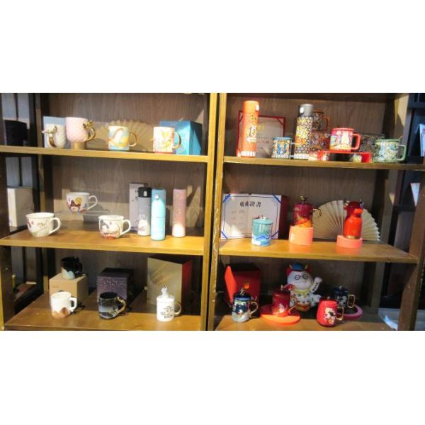 Large capacity ceramic embossed coffee and tea mug print 3d yoga lady Chinese style vintage mug