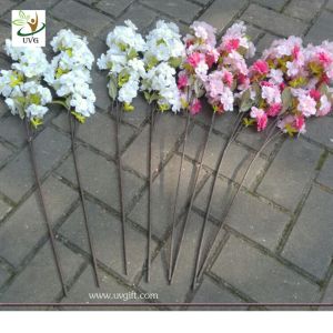 UVG Plastic tree branches with artificial cherry blossoms for wedding table