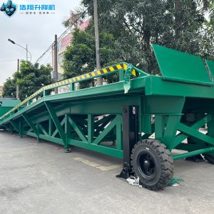 China Large Load Capacity Customized Green Portable Hydraulic Dock Ramp For Forklifts Load And Unload Cargo on sale