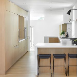 China MDF Melamine White Kitchen Cabinets Modern Moisture Proof on sale