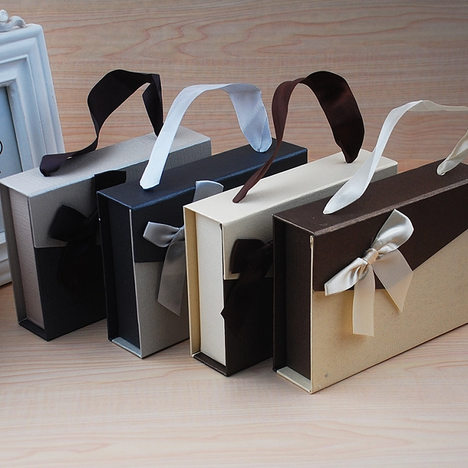 Printing Handling Glossy Lamination Customized Portable Chocolate Gift Box with a Bow