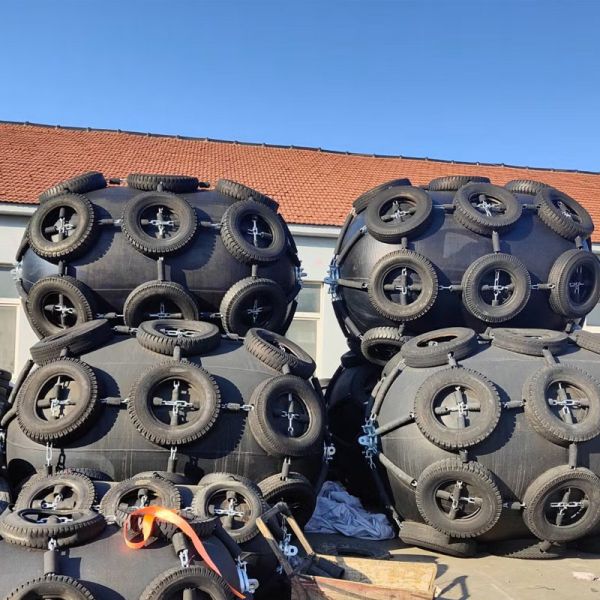 Pneumatic Rubber Fender Lightweight Structure Excellent Pressure Resistance Easy Installation
