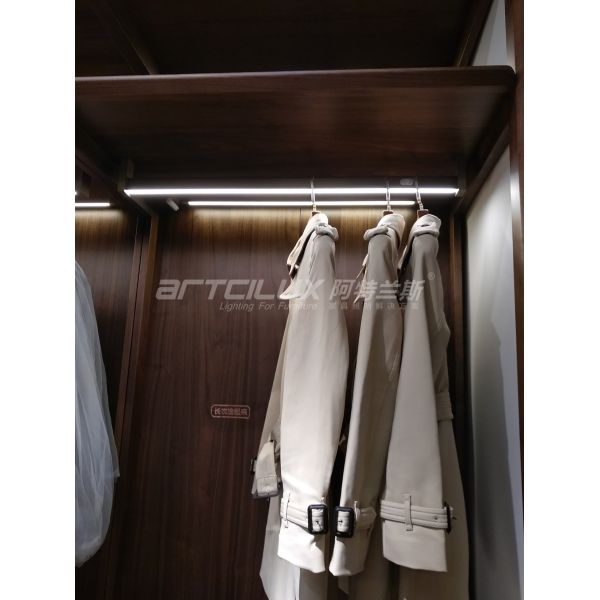 Motion Sensor Hanger Rod with LED Light 30° Beam Angle 400lm Flux A3176